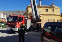 Silne wiatry uderzyły w Orihuelę: Miasto w stanie najwyższej gotowości Podwojono liczbę patroli, wysłano mobilne jednostki ratunkowe, a ekipy Parków i Ogrodów pozostały w stanie najwyższej gotowości. Oświetlenie publiczne, sprzątanie ulic i usługi związane z wywozem nieczystości pracowały całą dobę, aby przywrócić normalny stan rzeczy.