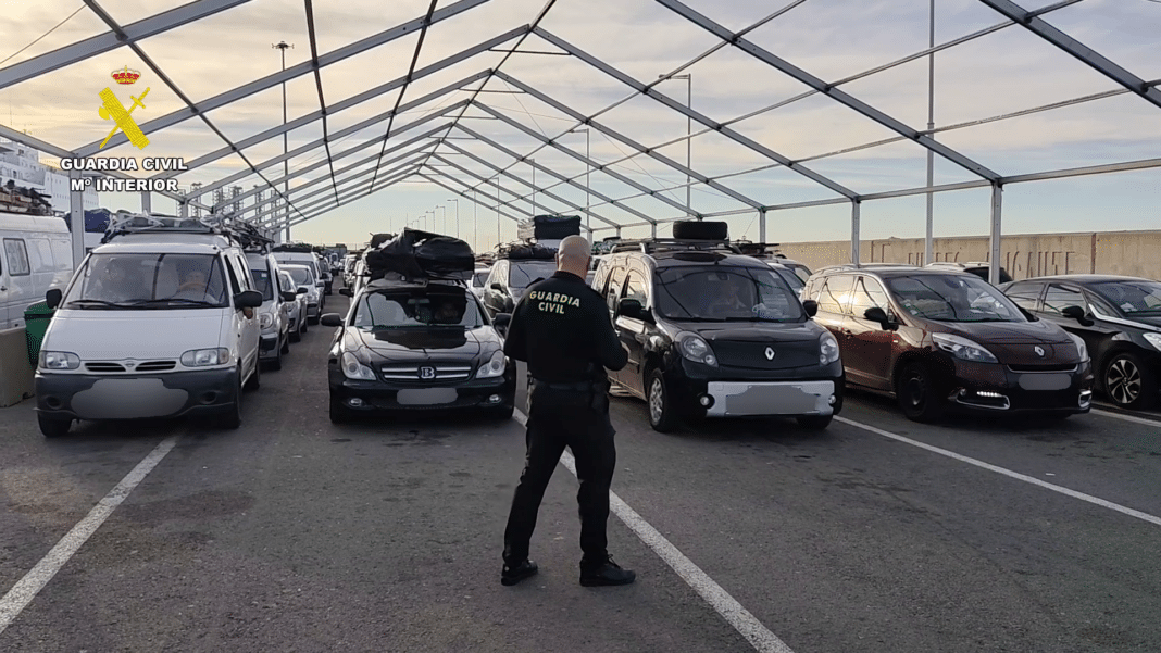 Operationen, ledd av Guardia Civil, avslöjade en sofistikerad plan där fordon som stulits utomlands tvättades med falska dokument och falskeligen presenterades som europeiska bilar för export till Algeriet.