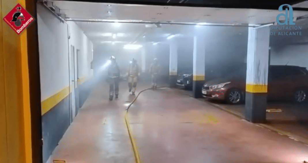 À leur arrivée sur les lieux, les pompiers ont été confrontés à une épaisse fumée et à des flammes intenses, ce qui les a contraints à procéder simultanément à l'évacuation des résidents et au début des opérations de lutte contre l'incendie. Un voisin a été transporté à l'hôpital pour y être soigné dans la confusion générale.