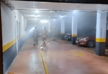 Brand verwoest ondergrondse parkeergarage in Torrevieja, meerdere auto's vernield en bewoner in ziekenhuis opgenomen Brandweerlieden die ter plaatse arriveerden, werden geconfronteerd met dikke rook en hevige vlammen, waardoor ze gedwongen waren om tegelijkertijd bewoners te evacueren en de brand te blussen. Een buurtbewoner werd te midden van de chaos naar het ziekenhuis gebracht voor behandeling.
