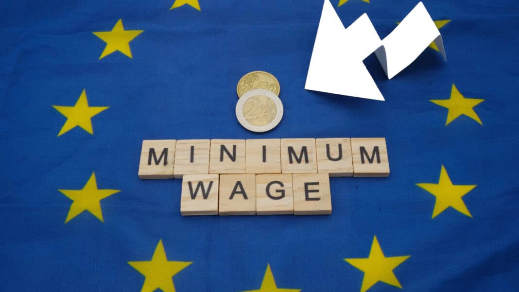 Spanje valt in de middencategorie, samen met Slovenië, Litouwen, Polen, Cyprus, Portugal, Kroatië en Griekenland, waar de loonniveaus verschillen maar relatief dicht bij elkaar blijven.