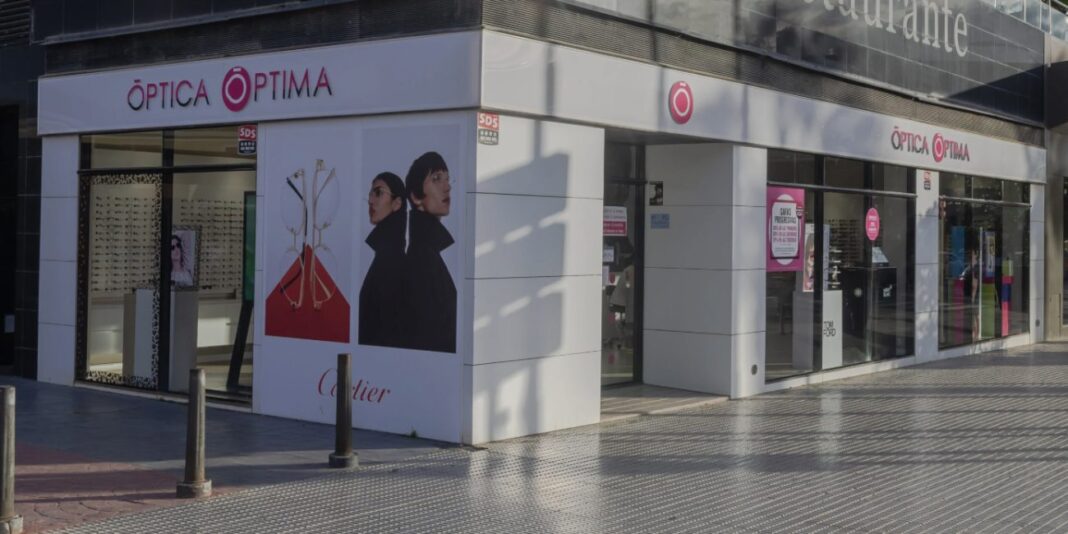 The Guardia Civil has opened an investigation to determine whether the same individuals are responsible for the three recent robberies and has increased patrols around Óptica Óptima stores in the area.