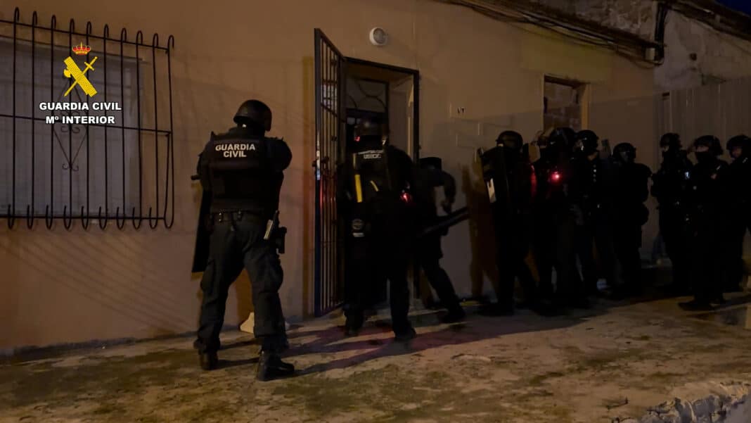 L'operazione, avviata a gennaio in seguito alle segnalazioni di San Miguel de Salinas, ha visto la squadra ROCA di Torrevieja condurre una sorveglianza sotto copertura della proprietà.