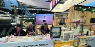 Torrevieja dąży do uznania przez UE rzemiosła solnego Torrevieja stara się o nadanie jej przez Unię Europejską chronionego oznaczenia geograficznego (ChOG) dla tradycyjnego rzemiosła związanego z produkcją soli, stanowiącego unikalne dziedzictwo kulturowe związane z historycznymi salinami miasta.