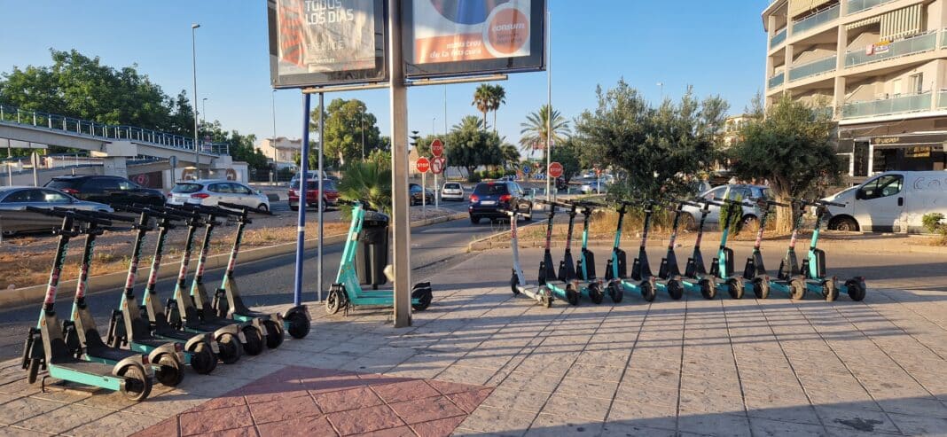 Hopp is al zes jaar meer dan alleen een vervoersbedrijf. Hun scooters zijn veilig, betrouwbaar en 100% milieuvriendelijk, en bieden een praktisch alternatief op plekken waar bussen nauwelijks komen. Ze hebben samengewerkt met lokale verkeersveiligheidsteams en deze zelf gefinancierd om kinderen voor te lichten, zodat bewoners de regels begrijpen en veilig door de straten kunnen navigeren. Nu is dat allemaal verdwenen door kille, onbuigzame regels.