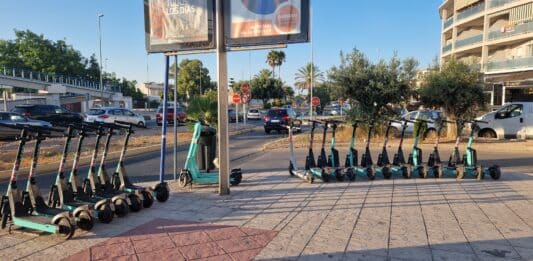 Het scooterschandaal in Orihuela: Bureaucratie boven mensen Hopp is al zes jaar meer dan alleen een vervoersbedrijf. Hun scooters zijn veilig, betrouwbaar en 100% milieuvriendelijk, en bieden een praktisch alternatief op plekken waar bussen nauwelijks komen. Ze hebben samengewerkt met lokale verkeersveiligheidsteams en deze zelf gefinancierd om kinderen voor te lichten, zodat bewoners de regels begrijpen en veilig door de straten kunnen navigeren. Nu is dat allemaal verdwenen door kille, onbuigzame regels.