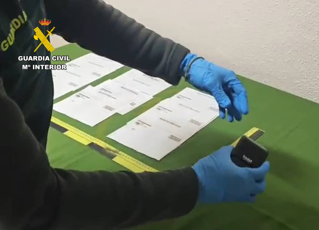 A man from Torre Pacheco has been arrested after allegedly forging a medical prescription up to 30 times to obtain hypnotic medication from pharmacies across the region.