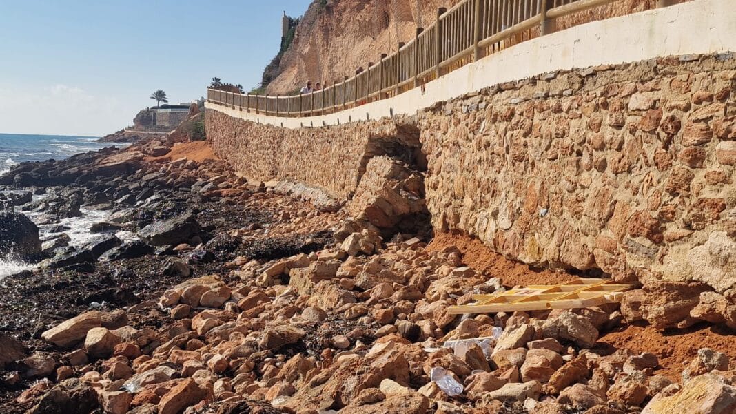 Fresh concerns have been raised over safety on the seafront promenade between Cabo Roig and Cala Capitán after new images taken by the former President of Unidos por la Costa, Tomas Moreno, highlighted the extent of damage caused by a landslide reported a couple of weeks ago.