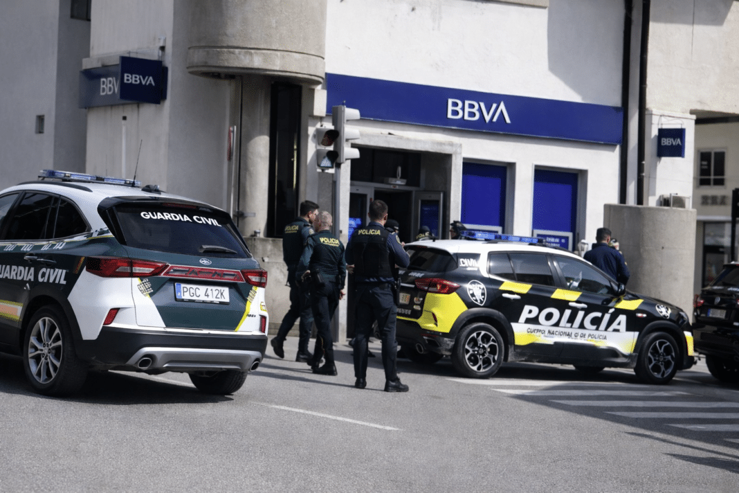 Venerdì si è verificato un terrificante dramma di ostaggi in banca nel centro di San Pedro del Pinatar, quando due rapinatori mascherati, tra cui un adolescente, hanno fatto irruzione in una banca BBVA armati di machete e di una pistola finta, costringendo dipendenti e clienti a terra.