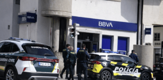 Dramat oblężenia banku w San Pedro, gdzie zamaskowany gang z maczetami przetrzymuje zakładników W piątek w centrum San Pedro del Pinatar rozegrał się przerażający dramat z zakładnikami bankowymi, kiedy dwóch zamaskowanych rabusiów, w tym nastolatek, uzbrojonych w maczetę i atrapę broni, wtargnęło do banku BBVA, zmuszając pracowników i klientów do rzucenia się na podłogę.