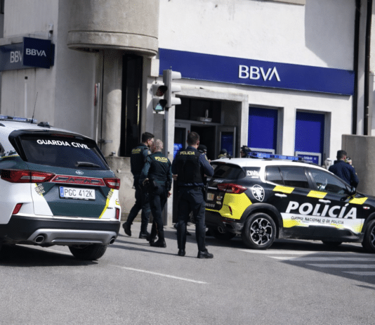 Dramat oblężenia banku w San Pedro, gdzie zamaskowany gang z maczetami przetrzymuje zakładników W piątek w centrum San Pedro del Pinatar rozegrał się przerażający dramat z zakładnikami bankowymi, kiedy dwóch zamaskowanych rabusiów, w tym nastolatek, uzbrojonych w maczetę i atrapę broni, wtargnęło do banku BBVA, zmuszając pracowników i klientów do rzucenia się na podłogę.