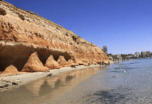 Un hombre de 28 años muere tras precipitarse por un acantilado en Orihuela Costa. El trágico accidente ocurrió alrededor de las 18:00 horas del domingo en la zona de Barranco Rubio, cuando el hombre paseaba por la costa con su pareja.
