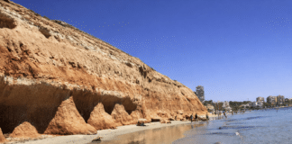 Ein 28-jähriger Mann stirbt nach einem Sturz von einer Klippe an der Orihuela Costa Der tragische Unfall ereignete sich am Sonntag gegen 6 Uhr in der Gegend von Barranco Rubio, als der Mann mit seiner Partnerin an der Küste entlang spazierte.