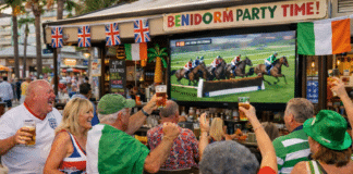 Des milliers de Britanniques se rendent à Benidorm suite aux changements majeurs apportés au festival de Cheltenham. Cette année, des milliers de passionnés de courses hippiques britanniques délaissent les Cotswolds pour les bars ensoleillés de Benidorm, où la pinte ne coûte que 2 £ contre 7.50 £ à Cheltenham, suite à l'indignation suscitée par les prix des boissons l'an dernier.