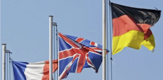 Spanien außen vor gelassen, während Großbritannien eine Schlüsselrolle im neuen europäischen Verteidigungsblock übernimmt Inmitten wachsender geopolitischer Spannungen entsteht rasch eine neue europäische Verteidigungsarchitektur. Analysten warnen jedoch, dass Spanien Gefahr läuft, ins Abseits zu geraten, da wichtige Entscheidungen zunehmend durch Abkommen zwischen einzelnen europäischen Staaten und weniger durch EU-Institutionen getroffen werden. Die Initiative wird maßgeblich von Frankreich und Deutschland geprägt, wobei das Vereinigte Königreich trotz des Brexits ebenfalls eine zentrale Rolle spielt.