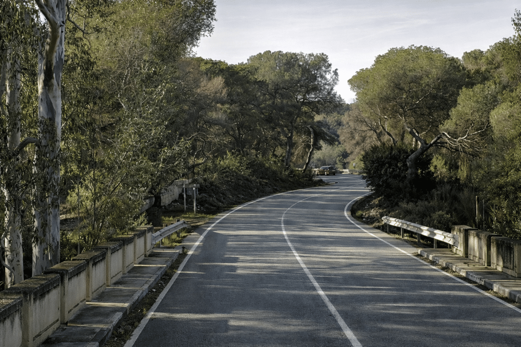 El fatal accidente se produjo alrededor de las 19:30 horas del viernes en la CV-941, la carretera que une el centro de San Miguel con Campoamor, en la costa de Orihuela.