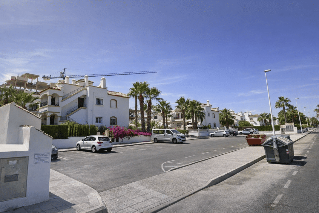 The blaze broke out in a ground-floor property on Calle Ciruela in the Los Dolses urbanisation, close to the Villamartín road. Emergency services were called just before 4.40am and firefighters rushed to the scene.