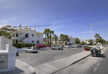 Trois personnes hospitalisées après un incendie de maison à Orihuela Costa L'incendie s'est déclaré dans un appartement au rez-de-chaussée d'un immeuble de la rue Ciruela, dans le quartier de Los Dolses, près de la route de Villamartín. Les secours ont été appelés peu avant 4 h 40 et les pompiers se sont rapidement rendus sur place.