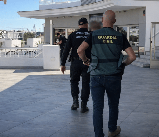 Cannabis-Club im Zuge von Drogenermittlungen in Orihuela Costa ausgehoben Bei der Razzia wurden zwei Männer im Alter von 32 und 34 Jahren festgenommen – der eine der Vorsitzende des Vereins, der andere ein Angestellter. Die Operation wurde mit Unterstützung der örtlichen Polizei von Orihuela durchgeführt.