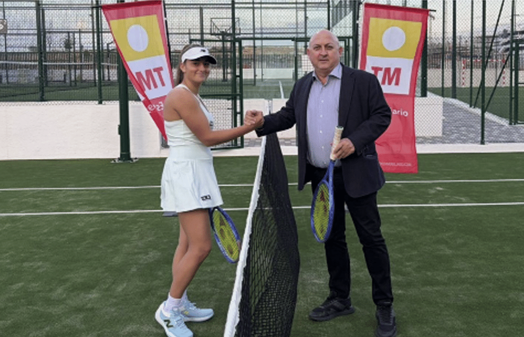 De vernieuwde overeenkomst werd aangekondigd tijdens een evenement in het Lagoons Village van TM Sports Center in Torrevieja, waar de jonge speler en CEO van TM Grupo Inmobiliario, Pablo Serna, de voortzetting van de samenwerking bevestigden, die in 2023 van start ging.
