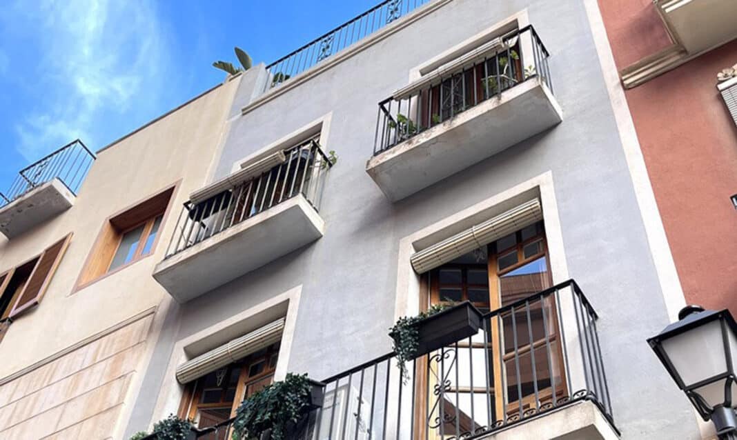 La vittima, identificata come Silvio, originario della Colombia, si trovava sul balcone del suo appartamento al primo piano quando, intorno alle 21:00 di mercoledì sera, sono stati esplosi dei colpi d'arma da fuoco nella strada sottostante, nel quartiere di Pla.