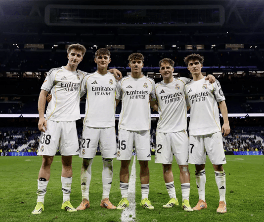 Valverde inspire le Real Madrid à une victoire 4-1 sur Elche Cinq joueurs du Castilla ont contribué à la victoire du Real Madrid contre Elche. Thiago, Yáñez, Palacios, Manuel Ángel et Diego Aguado ont tous vu du temps de jeu dans le match – Image fournie par le Real Madrid