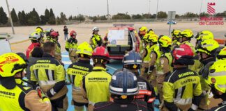 Sirenes, tsunamiwaarschuwingen en instortende gebouwen: Torrevieja voert grootschalige aardbevingsoefening uit Zeventien scholen kregen het bevel te evacueren. Openbare gebouwen werden ontruimd. Een winkelcentrum werd leeggehaald. Ouders ontvingen berichten. Politiewagens werden ingezet op belangrijke kruispunten, terwijl brandweerlieden en medische teams zich mobiliseerden.
