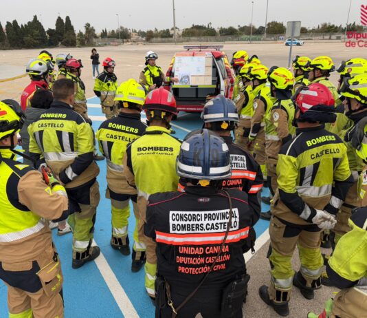 Sirenes, tsunamiwaarschuwingen en instortende gebouwen: Torrevieja voert grootschalige aardbevingsoefening uit Zeventien scholen kregen het bevel te evacueren. Openbare gebouwen werden ontruimd. Een winkelcentrum werd leeggehaald. Ouders ontvingen berichten. Politiewagens werden ingezet op belangrijke kruispunten, terwijl brandweerlieden en medische teams zich mobiliseerden.