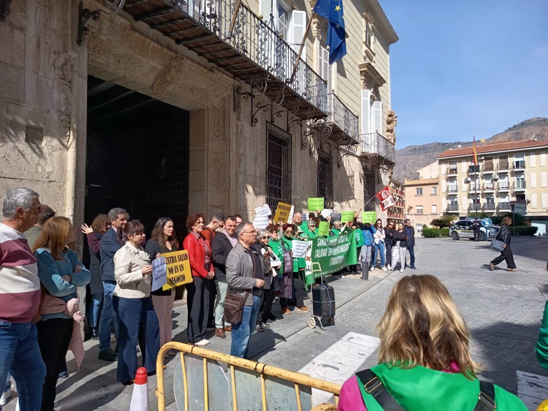 Decenas de residentes y activistas se congregaron este jueves frente al Ayuntamiento de Orihuela para exigir una mayor dotación sanitaria pública en la costa, pidiendo la construcción de un segundo hospital público en lugar de la instalación privada propuesta.