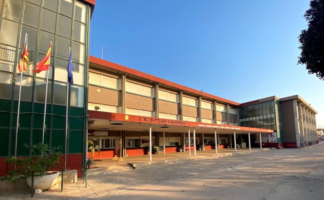 Le conseil municipal de Torrevieja a lancé l'appel d'offres pour l'élaboration du projet et la supervision de la rénovation complète de l'IES Las Lagunas, une initiative majeure en matière d'infrastructures éducatives inscrite dans le Plan Edificant géré par la Generalitat Valenciana.