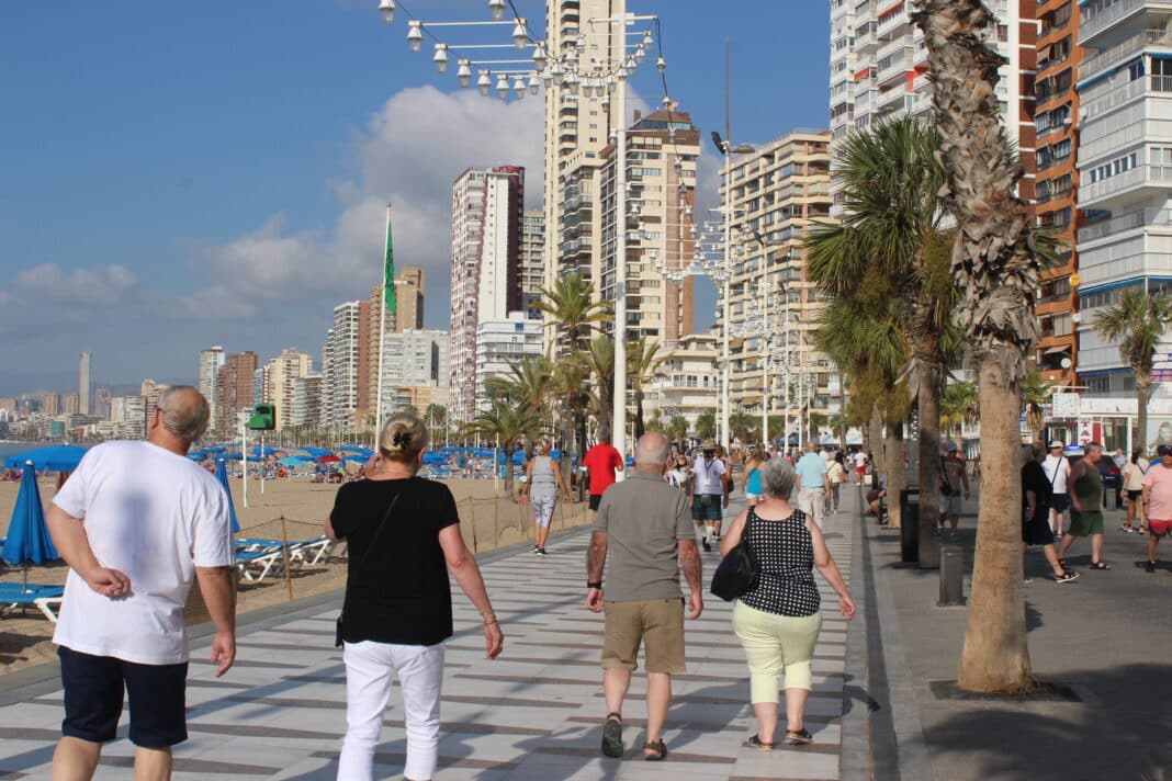 Die Zuwanderung stellt heute einen strukturellen Bestandteil des regionalen Wachstums, des Arbeitskräfteangebots und der Bevölkerungserneuerung dar, insbesondere in den Küstengemeinden von Alicante, wo Ausländer nicht mehr die Minderheit, sondern in vielen Fällen die Mehrheit bilden.
