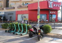 E-scooters staan stil in Orihuela Costa, gemeentehuis beschuldigd van mislukte aanbesteding. Inwoners van Orihuela Costa staan voor een raadsel nu de saga rond de gemeentelijke e-scooterdienst zich voortsleept: er rijden geen scooters op straat en de spanningen lopen hoog op door de omstreden aanbestedingsprocedure.
