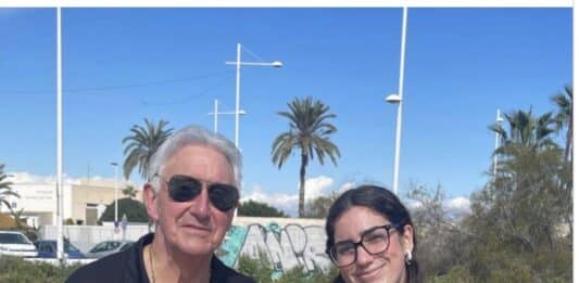 Un club de détection de métaux permet à une femme de retrouver son précieux pendentif à Torrevieja Les membres du club ont déclaré que le moment où le pendentif a été rendu à sa propriétaire était inoubliable, décrivant la joie sur le visage de la femme comme un « immense moment de bonheur » pour toutes les personnes impliquées.