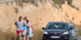 Крупная ошибка при проектировании моста: ширина предлагаемого пешеходного моста AP-7 уменьшилась на метр. В первоначальной тендерной документации указывалось, что ширина моста должна составлять не менее 4.3 метра, что обеспечит место для пешеходов и двухстороннюю велосипедную дорожку. Однако в текущем проекте общая ширина уменьшена до трех метров для совместного использования пешеходами и велосипедистами.