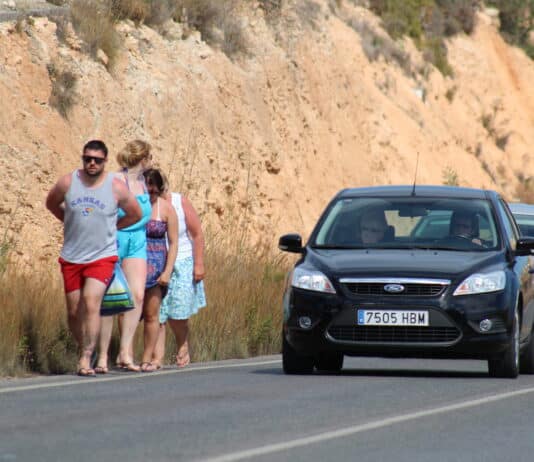 Крупная ошибка при проектировании моста: ширина предлагаемого пешеходного моста AP-7 уменьшилась на метр. В первоначальной тендерной документации указывалось, что ширина моста должна составлять не менее 4.3 метра, что обеспечит место для пешеходов и двухстороннюю велосипедную дорожку. Однако в текущем проекте общая ширина уменьшена до трех метров для совместного использования пешеходами и велосипедистами.