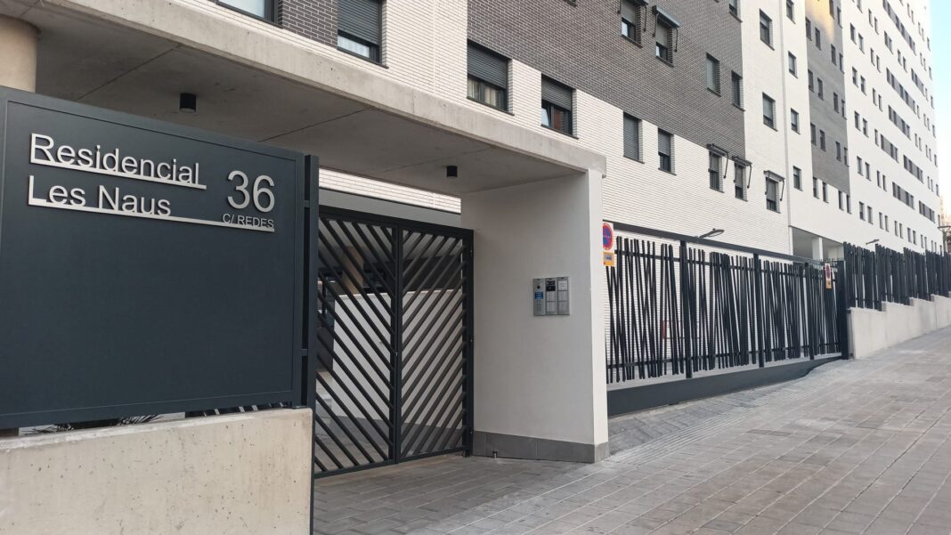 De zaak 'Les Naus' heeft in Alicante aanzienlijke politieke en maatschappelijke controverse veroorzaakt, met name omdat het gaat om beschermde woningen in een van de gebieden met de hoogste vastgoedwaarde in de gemeente, namelijk het gebied rond het strand van San Juan.
