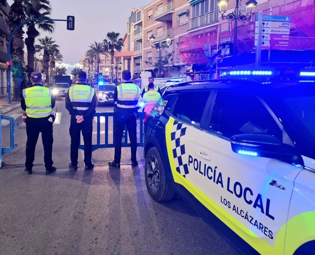 El Ayuntamiento de Los Alcázares ha aprobado una nueva convocatoria para reforzar el cuerpo de Policía Local del municipio, con la previsión de cubrir al menos cuatro nuevas plazas de agentes.