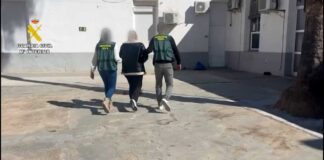 Une employée de maison arrêtée après la disparition de bijoux en or d'une valeur de 25 000 € Les enquêteurs pensent que la suspecte a profité de sa position d'employée de maison et de l'âge avancé des propriétaires pour soustraire secrètement des objets de valeur à l'intérieur de leurs propriétés.