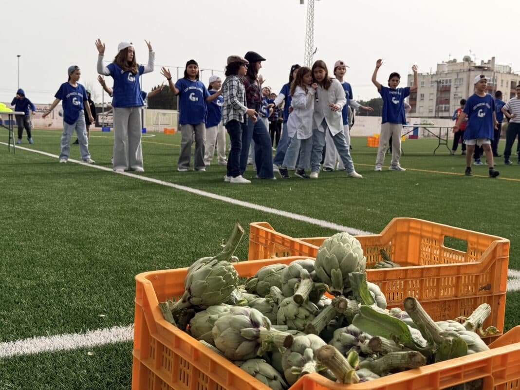 Rundt 300 femteklassinger fra åtte skoler i Vega Baja deltok i den sjette utgaven av Artichoke School Olympics, som ble holdt på Sadrián stadion i Almoradí.