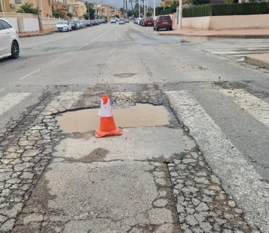 В судебном разбирательстве по делу о ремонте дорог в Ориуэла-Коста разразился настоящий скандал: подрядчик оправдан по обвинению в нарушении правил дорожного движения. Важное судебное решение внесло неожиданный поворот в затянувшийся спор о контракте на ремонт дорог в Ориуэла-Коста: судьи пришли к выводу, что подрядчик не нарушил соглашение с мэрией.