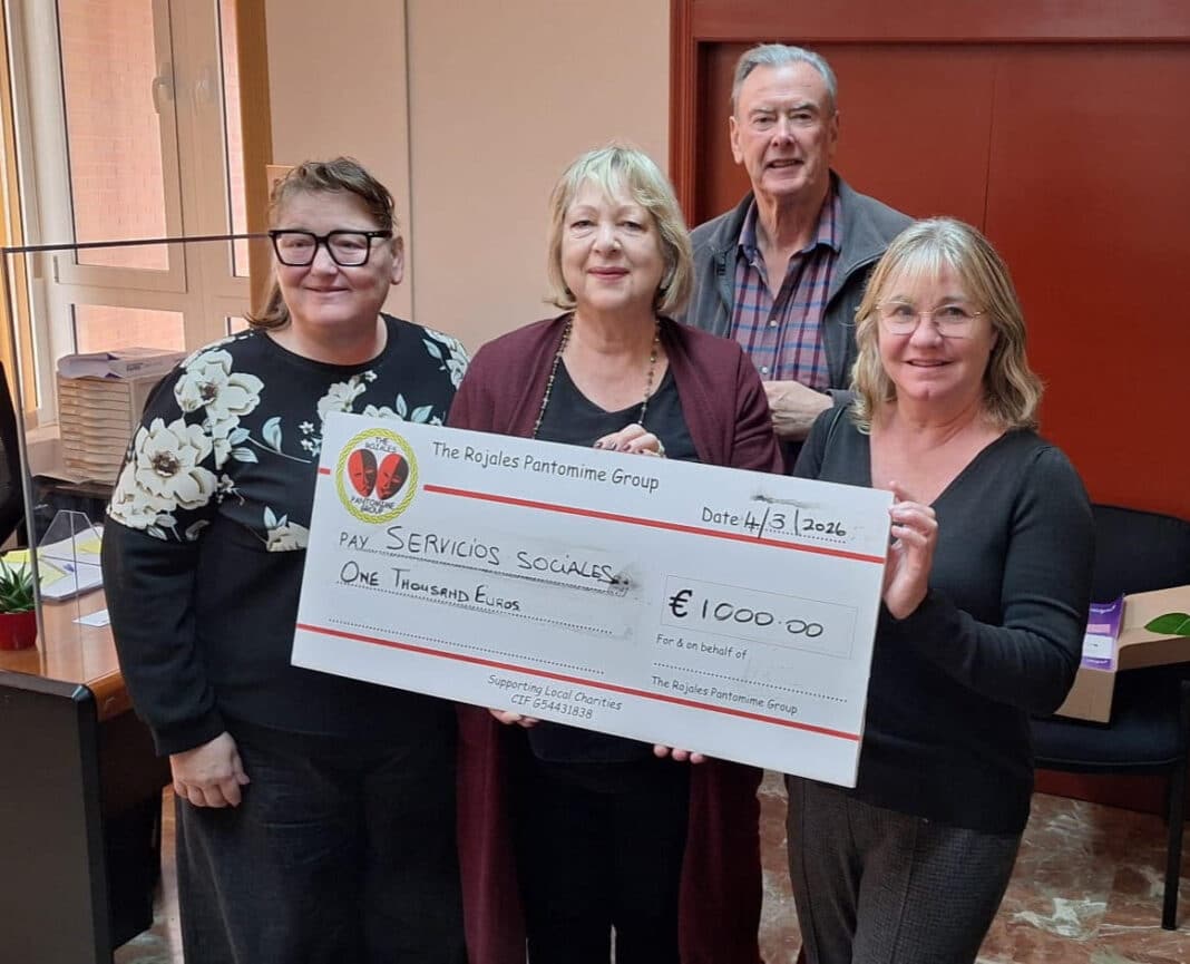 Suite à sa récente pantomime, le groupe a fait don d'un total de 4&nbsp;000 € aux associations caritatives qu'il a choisies&nbsp;: The Pink Ladies, Help at Home, Rojales Social Services et l'école de musique San Fulgencio.