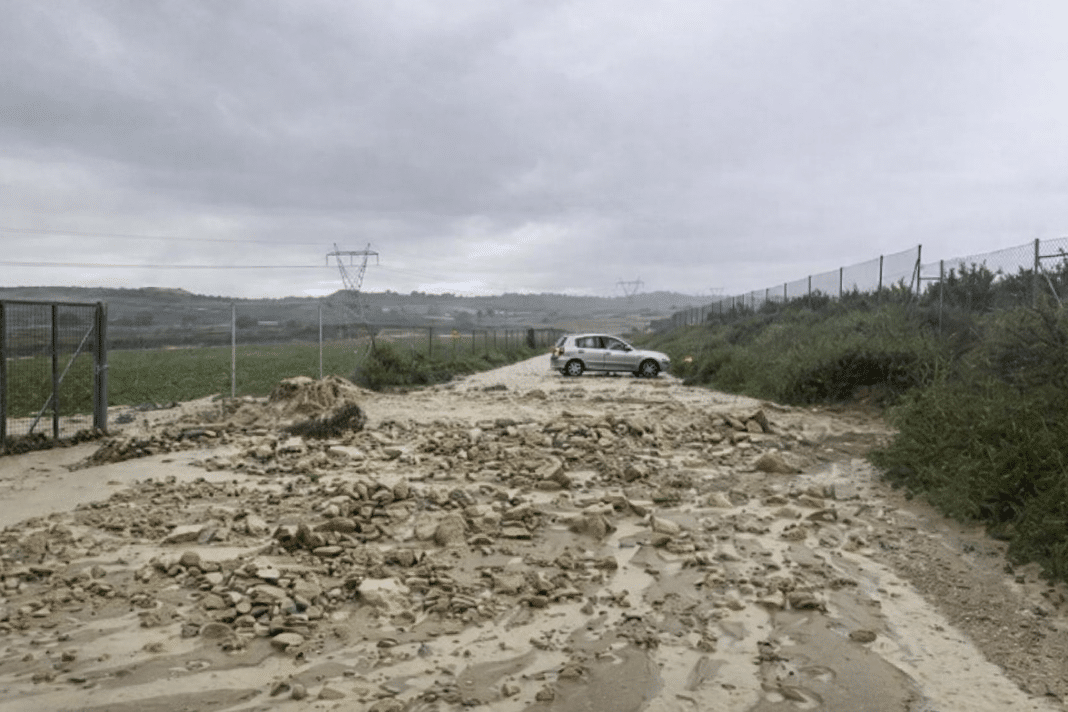 La tempête a entraîné la fermeture de plusieurs routes principales, notamment la CV-941 reliant Blue Lagoon à San Miguel de Salinas et la CV-940 entre San Miguel de Salinas et Los Montesinos.
