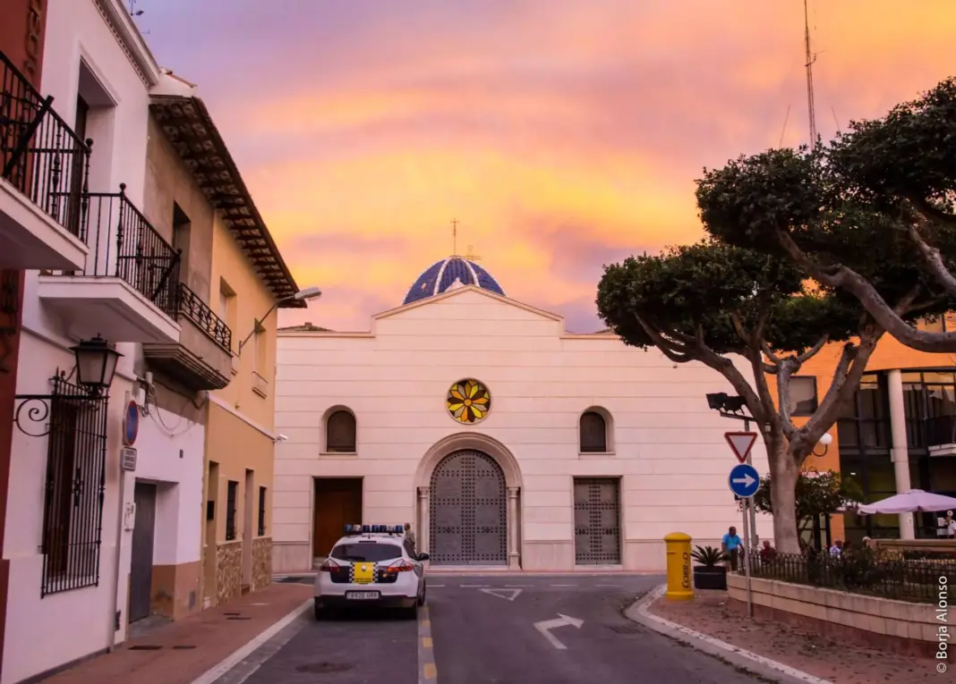 Hoofdkantoor van de lokale politie van San Fulgencio De nationale politie van Elche zou een ongekende inspectiecampagne in het centrum van San Fulgencio zijn gestart, kort nadat hun commandant een boete kreeg van de lokale politie voor het illegaal dumpen van afval.