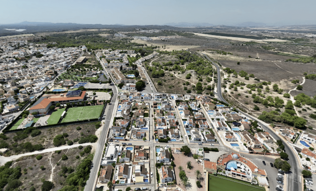 El desarrollo estaba delimitado por calles residenciales existentes y el colegio privado Villamartín, y se encuentra aguas arriba del campo de golf de Villamartín en la vecina Orihuela.