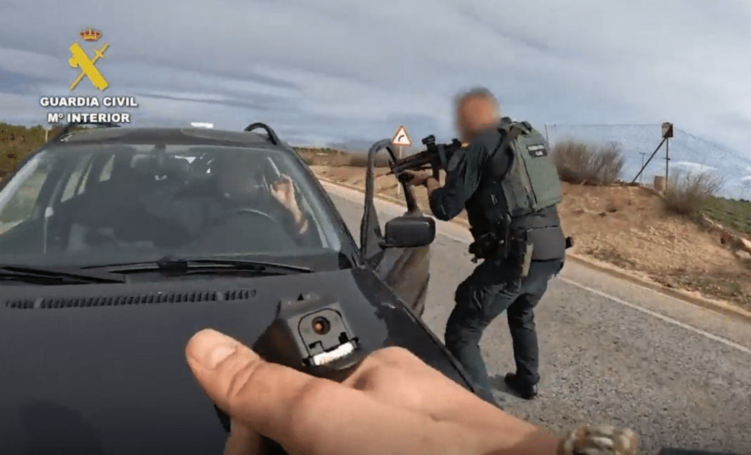 Ifølge påtalemyndigheten stjal gjengen 341 000 euro på under ett år i razziaer rettet mot banker i Alicante, Murcia, Almería, Valencia, Tarragona og Barcelona. De mistenkte ble også anklaget for å ha forårsaket ytterligere 334 583 euro i skade på banklokaler under angrepene.