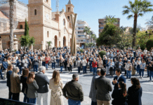 SILENCE FOR A LITTLE ANGEL AS TORREVIEJA FALLS STILL FOR SLAIN TODDLER Around 400 residents gathered outside the Town Hall, but as the clock struck, a deep, haunting quiet took over. Conversations stopped. Heads bowed. Tears flowed. For one powerful minute, the only sound was grief.