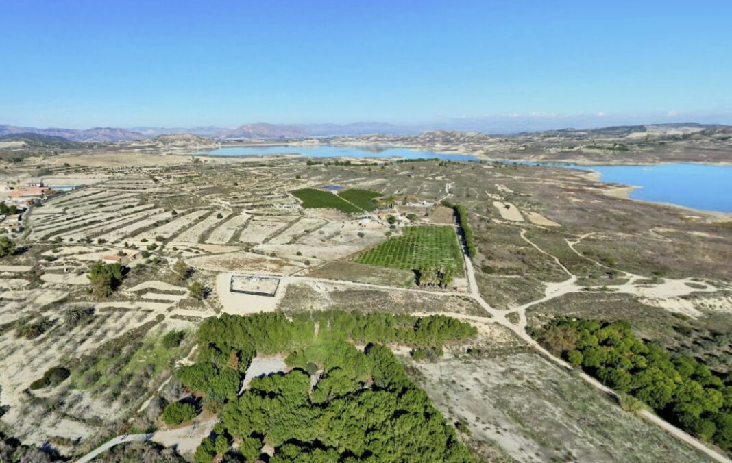 Władze regionalne Walencji zostały oskarżone o ciche przygotowanie gruntu pod budowę kontrowersyjnej oczyszczalni ścieków w Torremendo, poprzez umieszczenie takiej informacji w niedawno zatwierdzonym planie ochrony środowiska przyszłego Parku Narodowego Sierra Escalona.