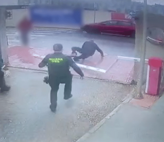 Des voleurs de voitures de luxe britanniques arrêtés à Torrevieja après une tentative d'évasion spectaculaire La tentative d'évasion a mal tourné. Le suspect a percuté la barrière lors de son saut, l'endommageant et se blessant au passage, avant d'être rapidement rattrapé par les policiers qui l'ont remis en état d'arrestation.