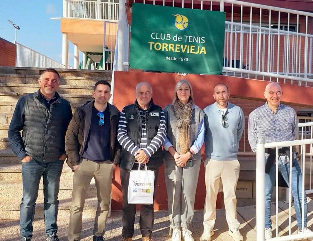 Torrevieja Tennis Club welcomed Valencian Tennis Federation president Francisco Vicent Caudet and general manager Riki García Terencio for a working meeting focused on the present and future of tennis in Torrevieja and the wider region.