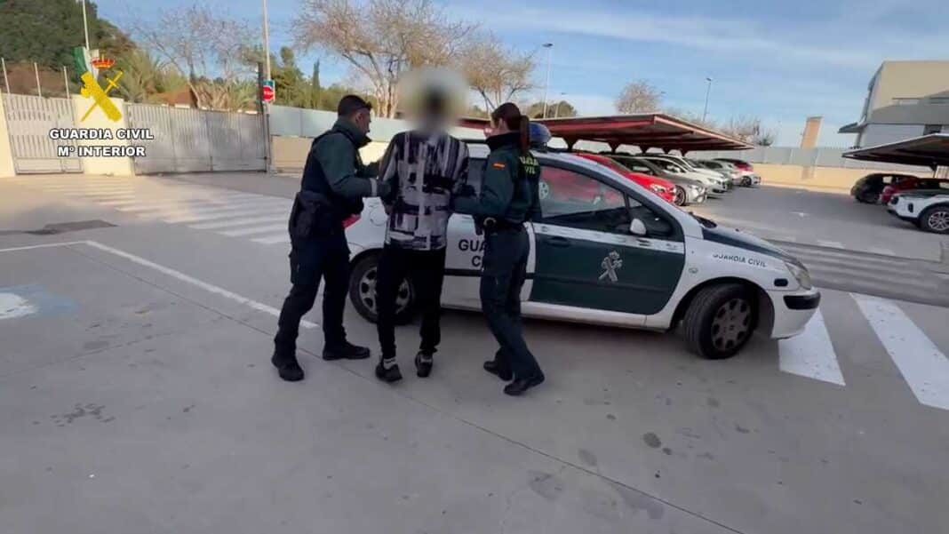 Die Guardia Civil hat in Torre Pacheco einen jungen Mann festgenommen, der im Verdacht steht, rund zehn Eigentumsdelikte begangen zu haben, darunter Einbrüche in Fahrzeuge und Geschäfte, Diebstahl und Bankkartenbetrug.
